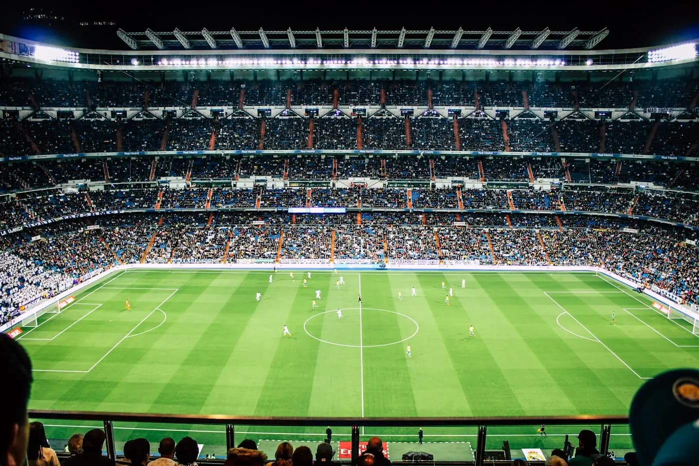 Estádio de futebol com jogo em direto à noite